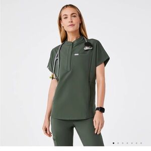 Figs moss scrub top
